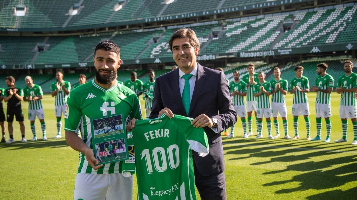 Fekir recibe de manos del presidente Ángel Haro una camiseta con su nombre y el número 100