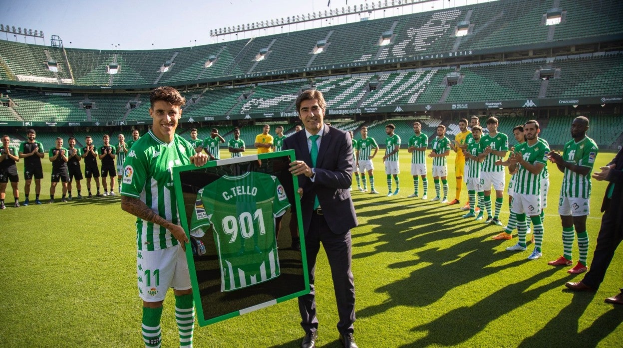 Cristian Tello recibe de manos del presidente Ángel Haro la camiseta con el número 901