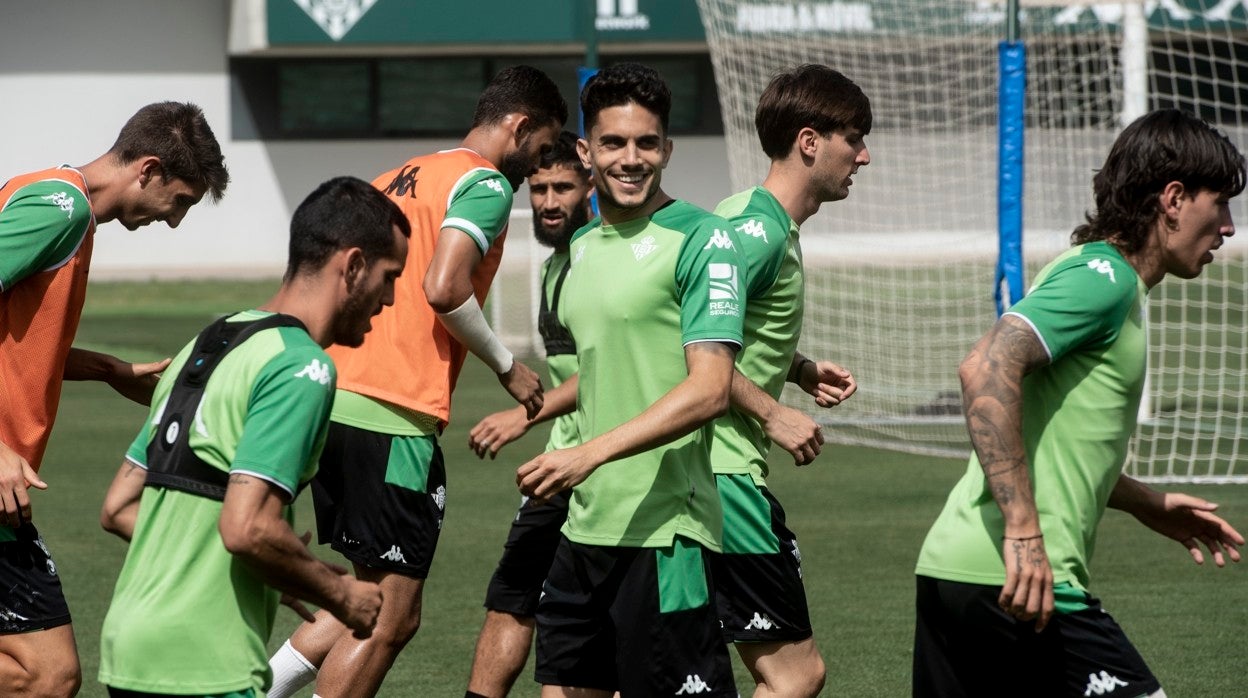 Bartra, junto a varios compañeros, durante un entrenamiento del Betis
