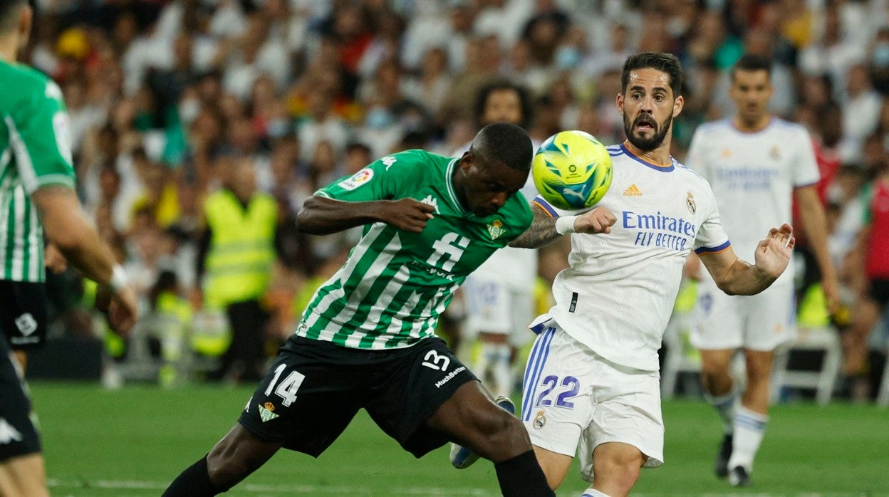 William Carvalho se anticipa a Isco durante el Real Madrid - Real Betis