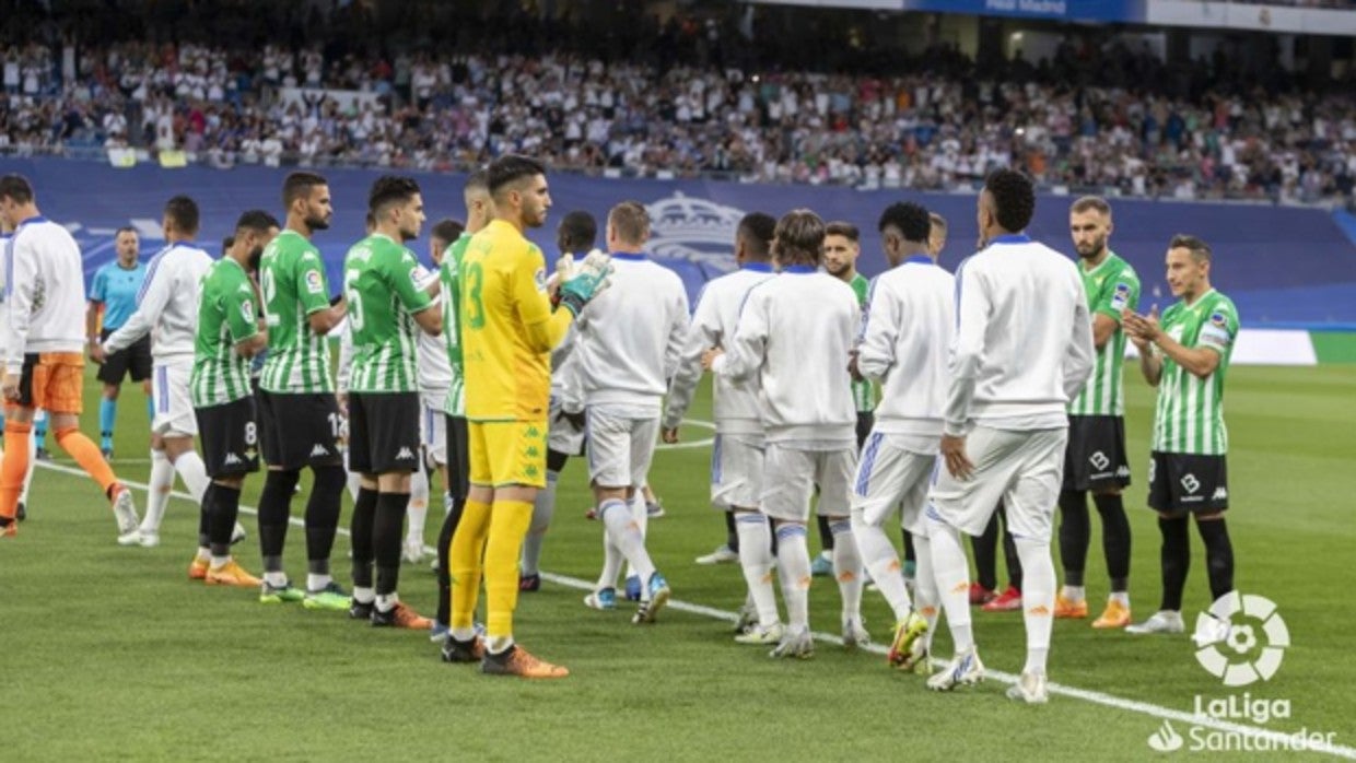 Pasillo del Betis al conjunto blanco, que se lo hizo antes en el Bernabéu