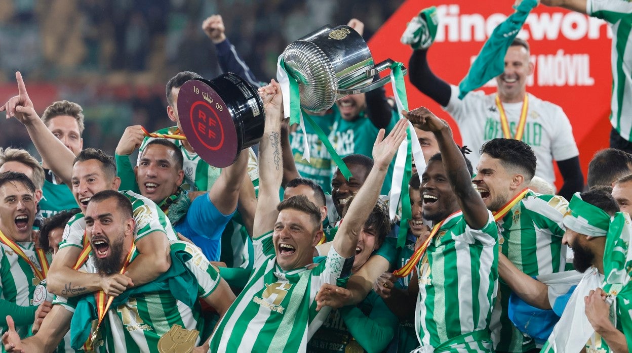 Los jugadores del Betis celebran la cosecución de la Copa del Rey