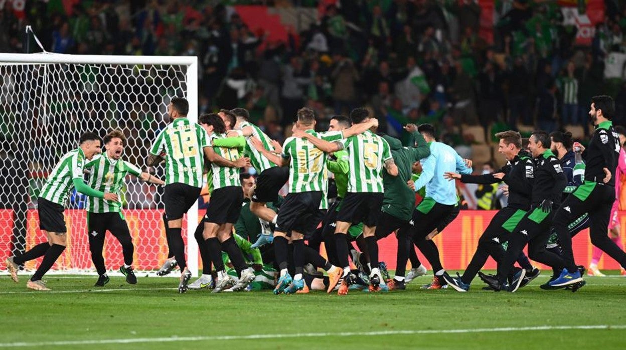 Los jugadores del real Betis celebran la Copa del Rey ganado el pasado 23 de abril ante el Valencia CF