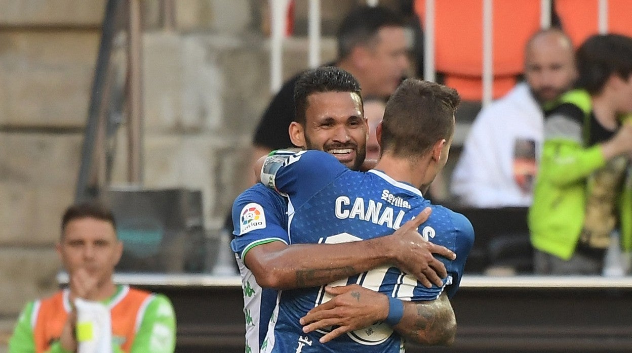 Willian José recibe el abrazo de Canales después de marcar su gol en el Valencia - Betis de LaLiga del pasado 10 de mayo en Mestalla