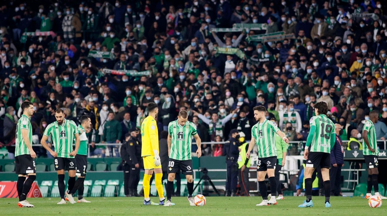 Los jugadores del Betis, en el derbi de la Copa