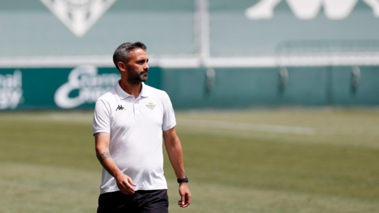 Aitor Martínez ve un partido del juvenil desde la banda