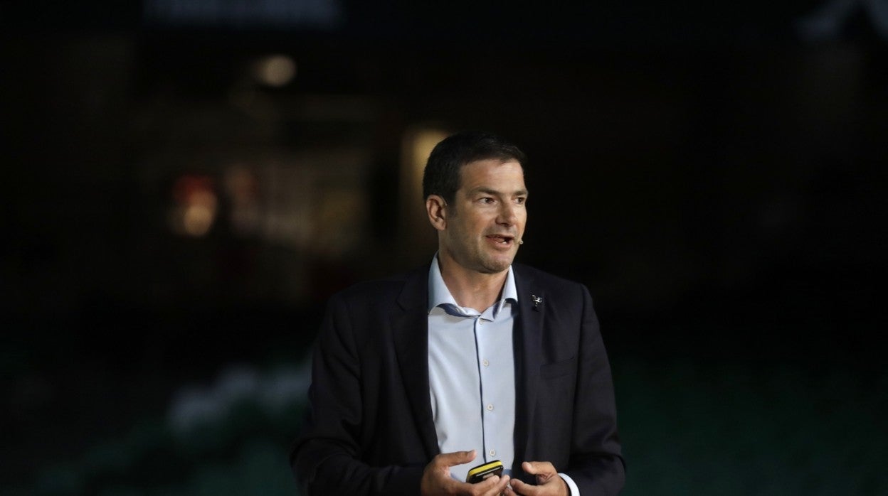 El director de negocios del Real Betis, Ramón Alarcón, en la presentación de la campaña de abonos para la próxima temporada