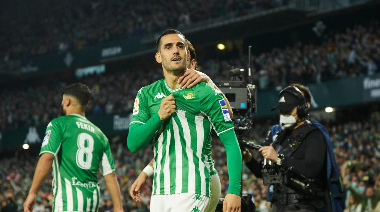 Juanmi celebra uno de sus goles ante la Real Sociedad en el Benito Villamarín