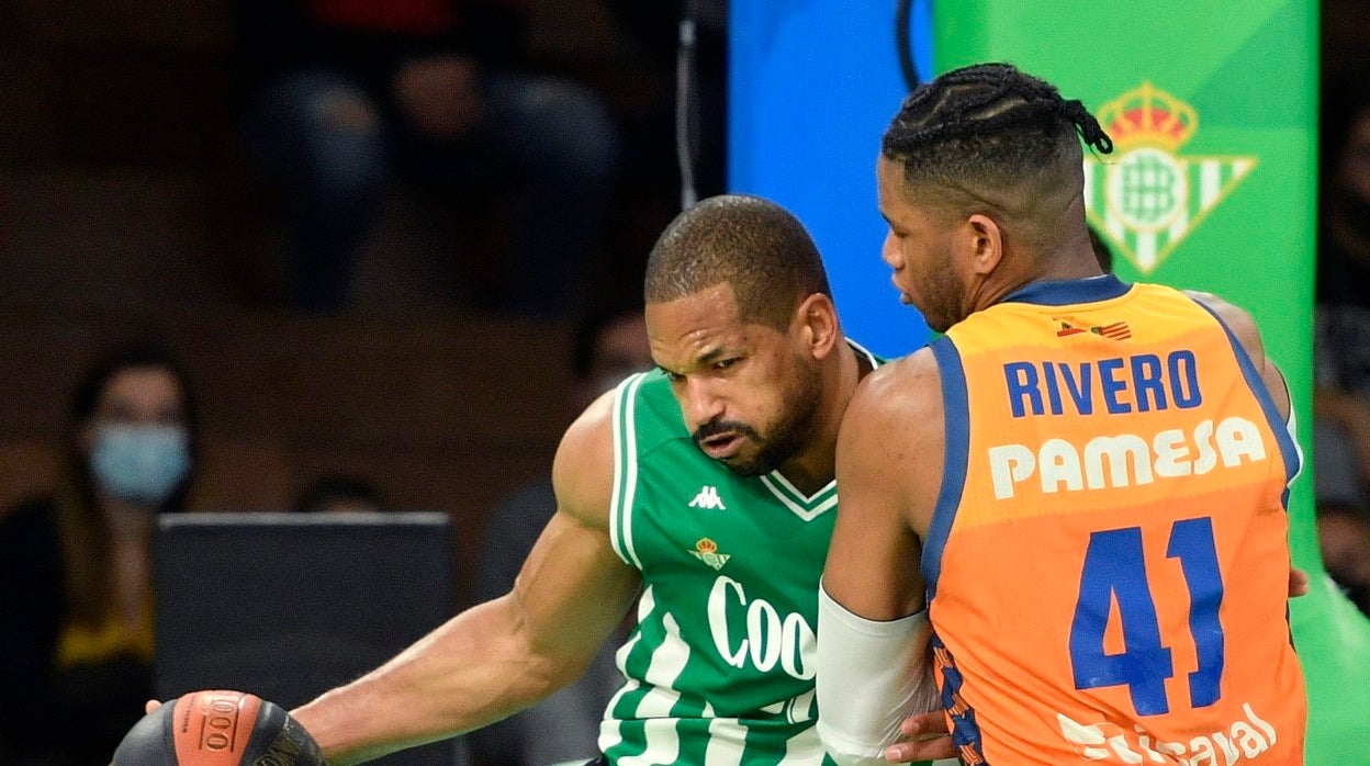 Eulis Báez, pivotando ante el cubano Rivero, del Valencia Basket