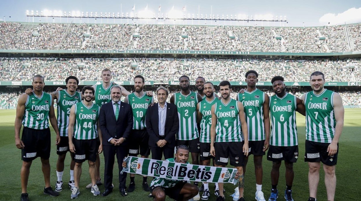 La plantilla del Coosur Betis posó en el estadio Benito Villamarín al final de temporada
