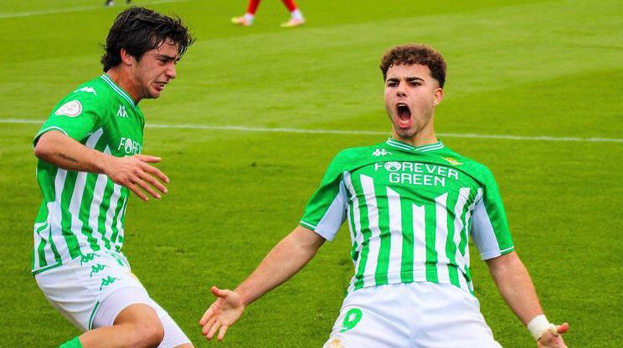 Marcos Fernández celebra un gol con el juvenil