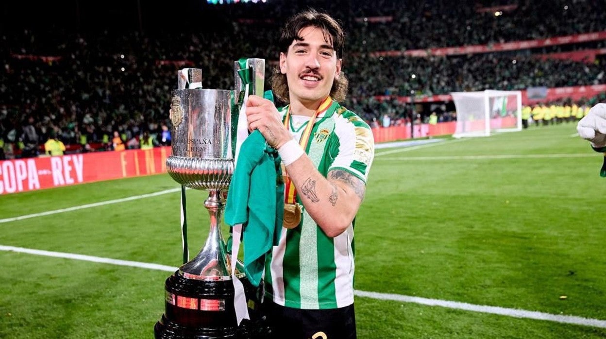 Bellerín sostiene la Copa del Rey que levantó el Betis la temporada pasada