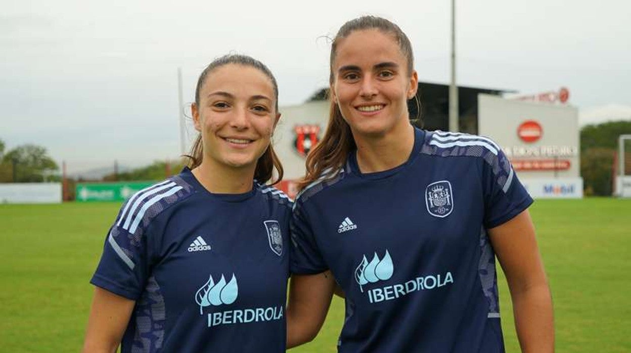 Inma Gabarro y Carmen Álvarez, en un entrenamiento con la selección sub-20