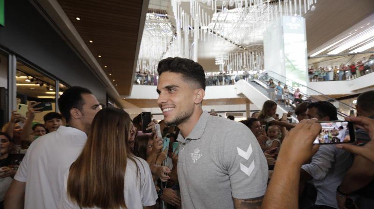 Marc Bartra, durante un acto del pasado jueves en la tienda del Real Betis