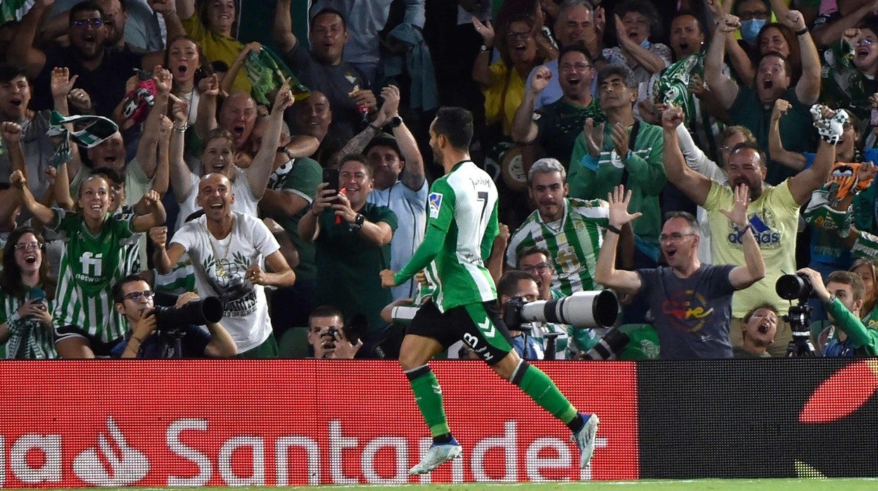 Juanmi celebra con la afición del Betis uno de sus goles al Elche