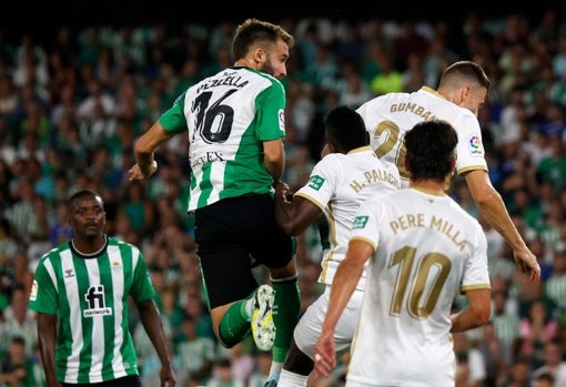 Pezzella gana una pelota por arriba ante el Elche