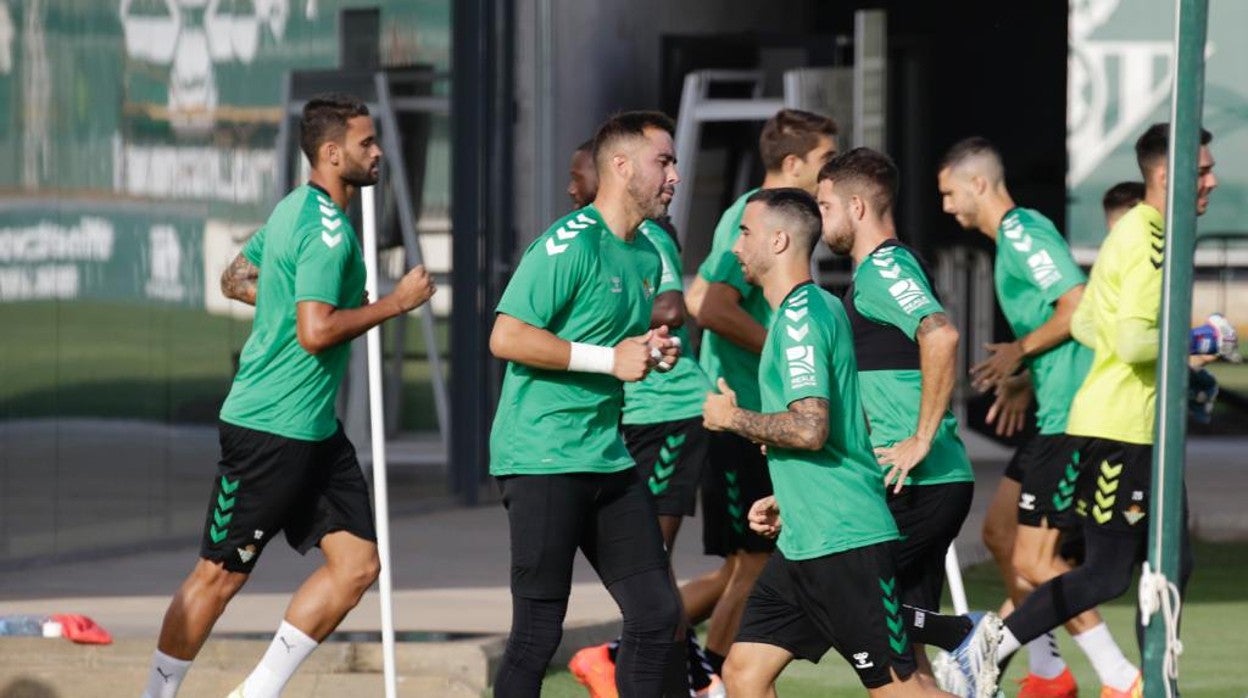 Claudio Bravo, durante el entrenamiento del Betis en la mañana de este lunes en la ciudad deportiva Luis del Sol