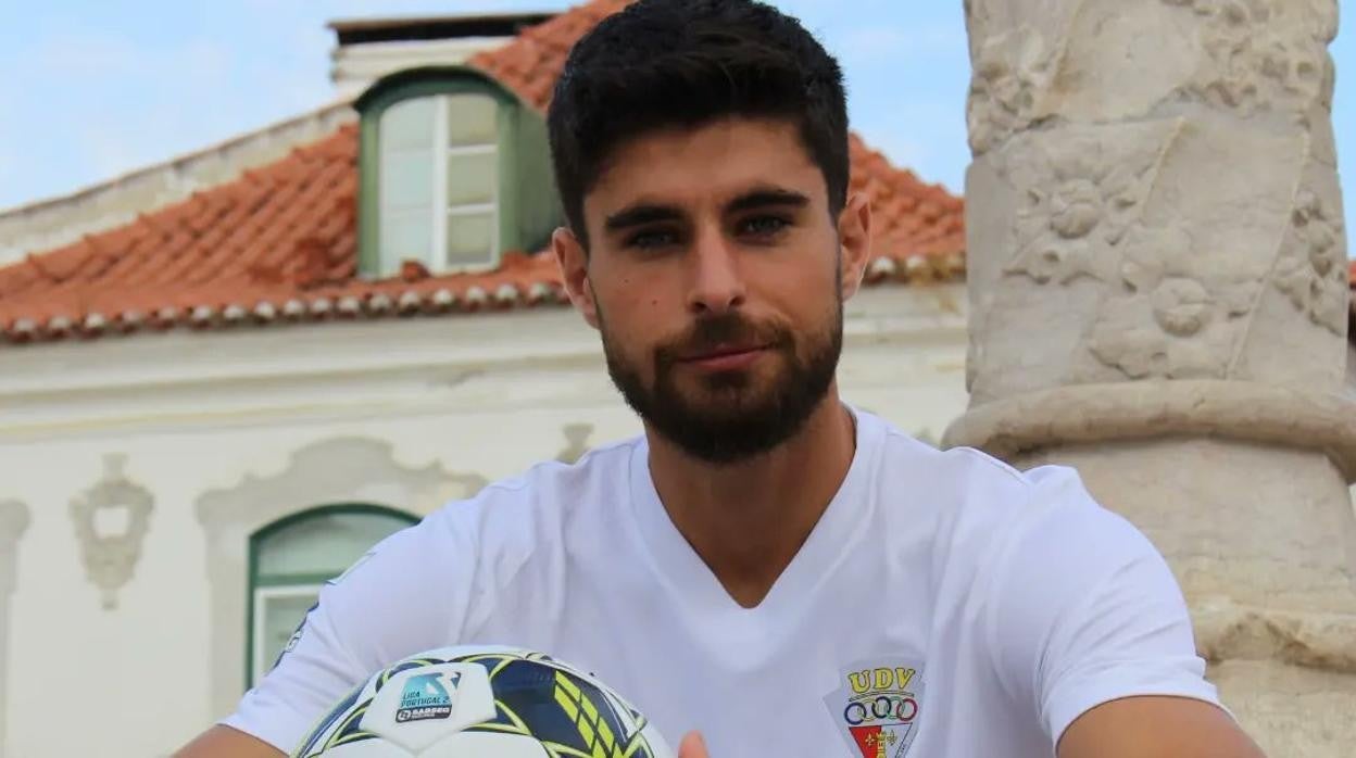 Kike Hermoso posa con la camiseta de la União Desportiva Vilafranquense