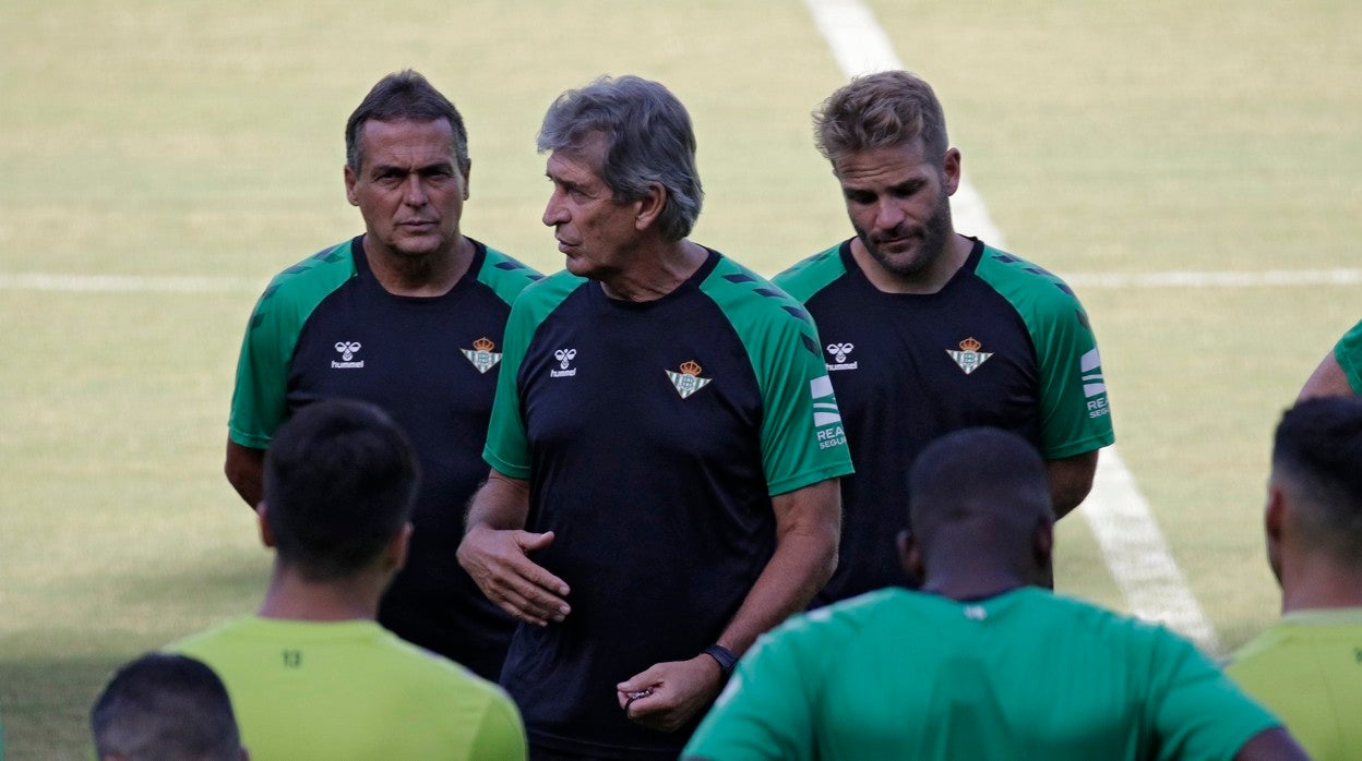 El entrenador del Real Betis, Manuel Pellegrini, habla con los futbolistas en el inicio de un entrenamiento