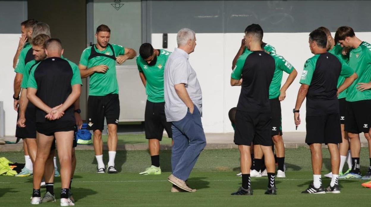Antonio Cordón, director general deportivo, junto a los jugadores del Betis en el entrenamiento en la ciudad deportiva