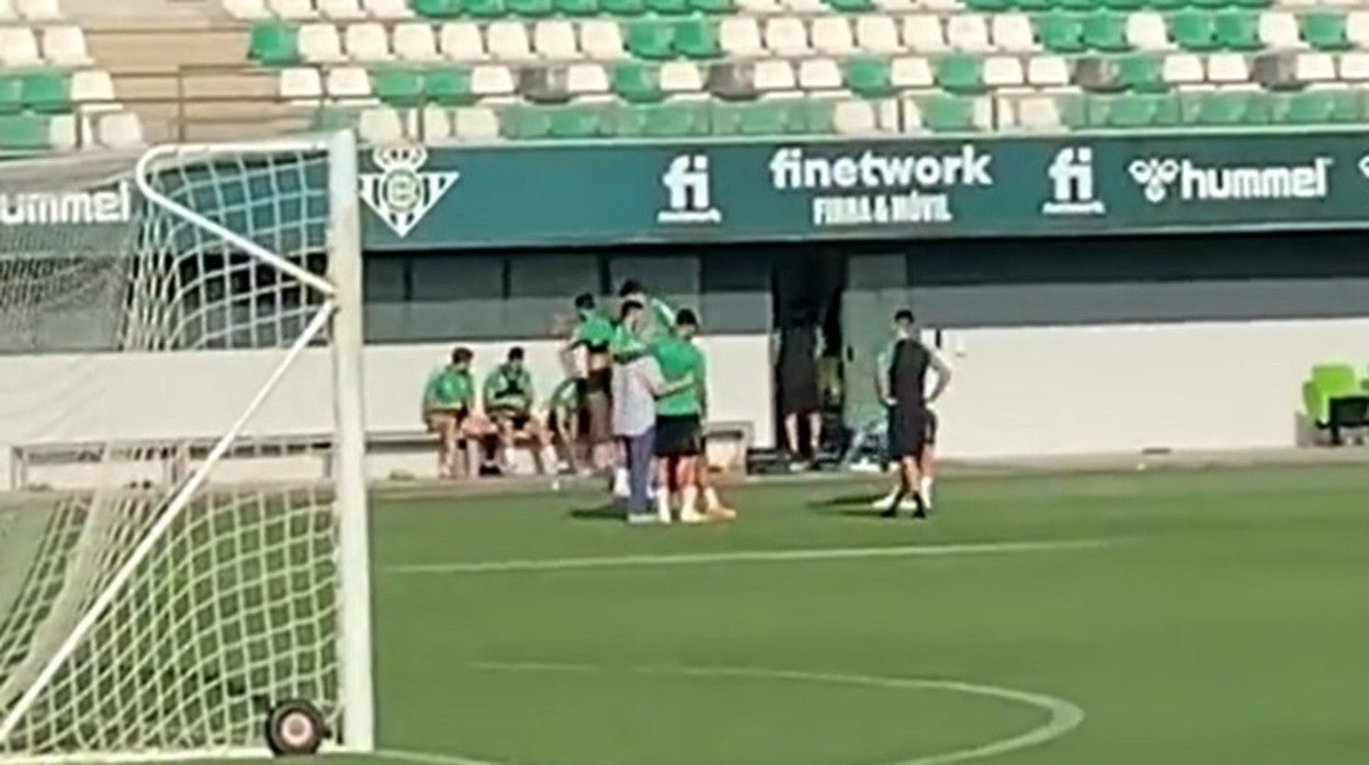 Antonio Cordón pasa la mano por la espalda de Willian José este miércoles