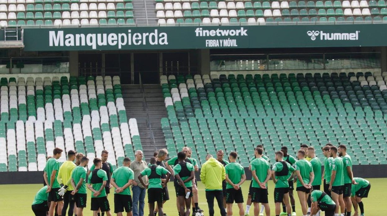 Manuel Pellegrini charla con sus jugadores durante un entrenamiento de esta temporada