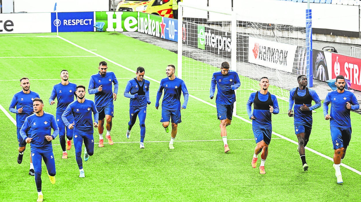 Los jugadores del Betis en el estadio de Finlandia