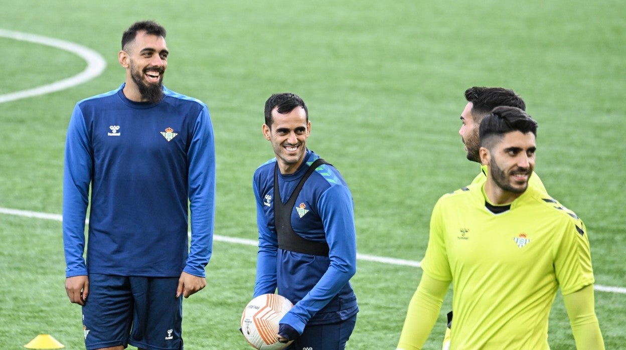 Borja Iglesias, Juanmi y Rui Silva sonríen en el entrenamiento del Betis en Helsinki