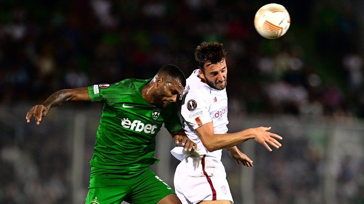 Thiago y Cristante saltan por el balón durante el Ludogorets - Roma