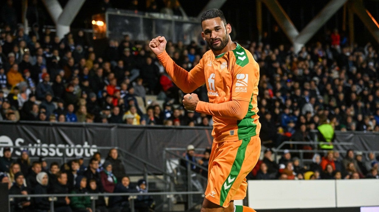 Willian José celebra uno de sus goles en el HJK Helsinki - Betis
