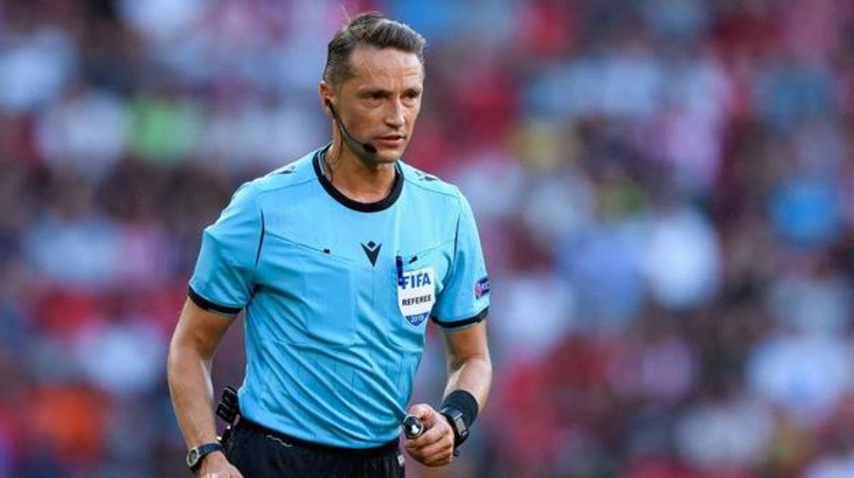 El árbitro Andris Treimanis, durante un partido