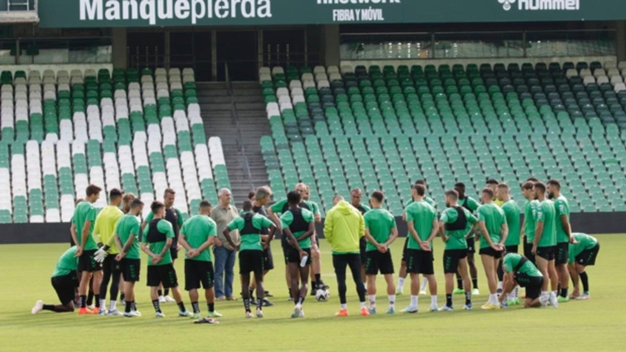 Manuel Pellegrini dialoga con los jugadores del Betis durante un entrenamiento de esta temporada