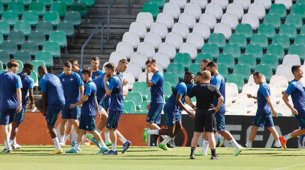 Los jugadores del Real Betis en el entrenamiento de esta mañana en el estadio Benito Villamarín