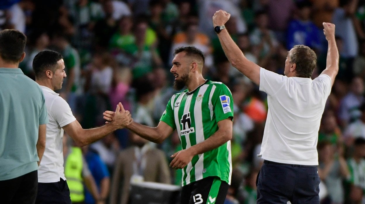Borja Iglesias saluda a Fernando, ayudante de Pellegrini, mientras Rubén Cousillas, segundo entrenador, celebra el triunfo