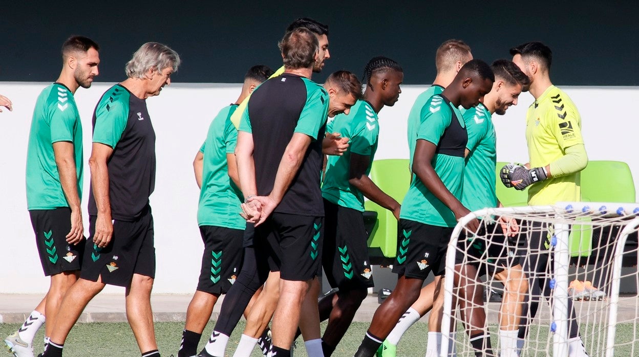 Pellegrini, junto a varios futbolistas, en el inicio de un entrenamiento