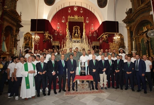 Jugadores, consejeros y empleados del Betis en la ofrenda floral en Villaverde del Río