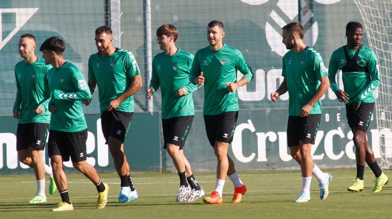 El Betis se ejercita en la ciudad deportiva Luis del Sol