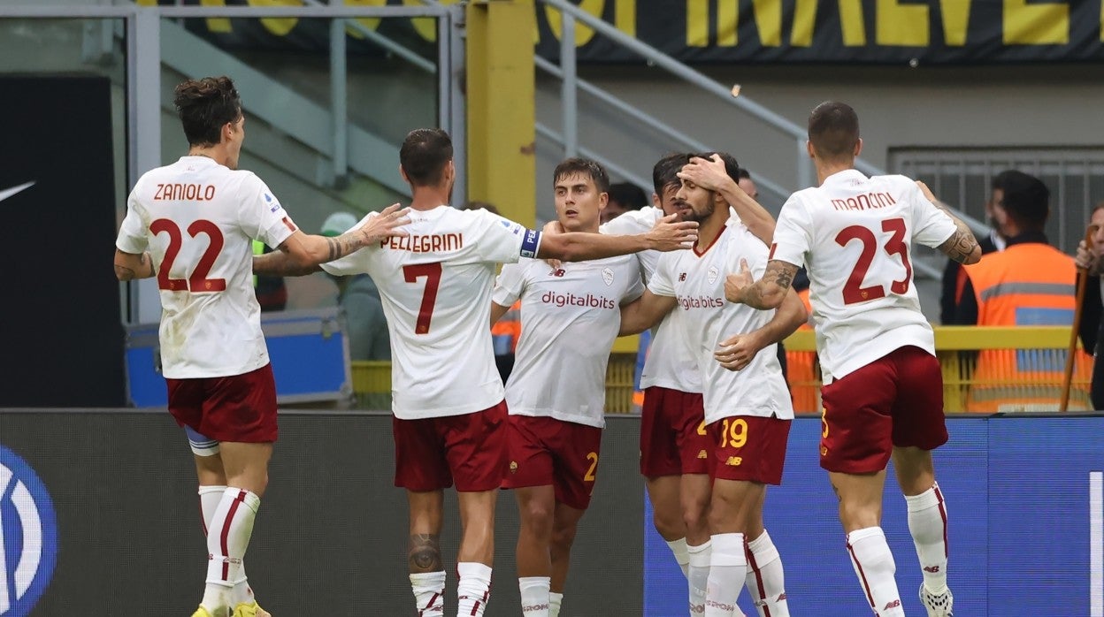 Varios futbolistas de la Roma, tras el gol de Dybala en el partido con el Inter de hoy