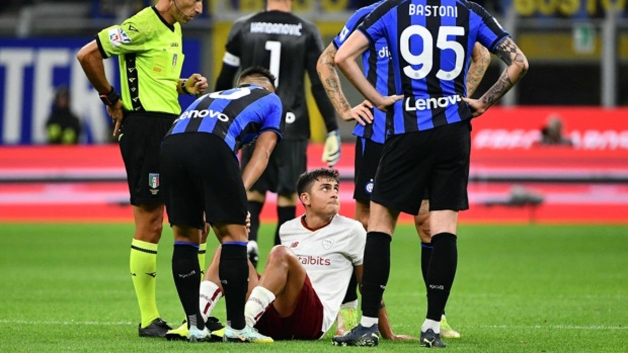 Dybala, en el suelo antes de tener ques er sustituido por molestias