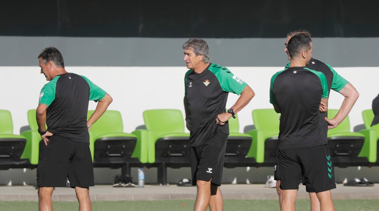 Pellegrini, en el inicio de un entrenamiento del Betis