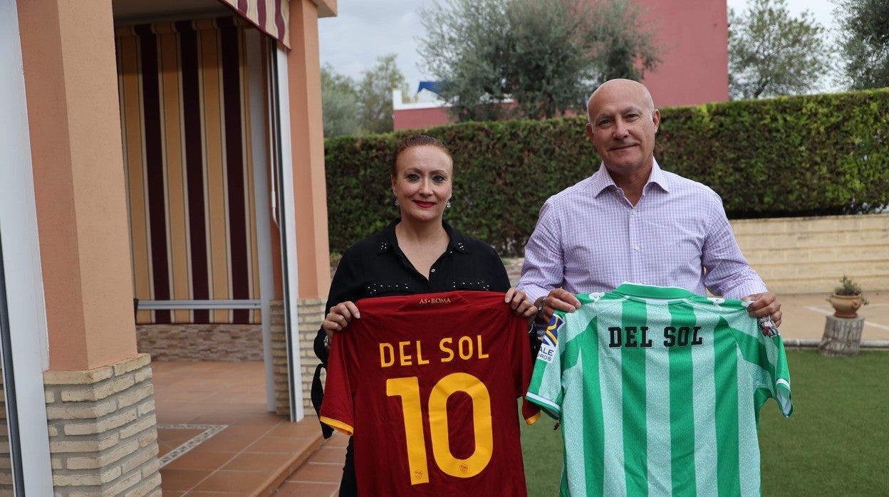 Ana y Luis del Sol, hijos del histórico jugador del Betis y la Roma, posan con sendas camisetas del equipo verdiblanco y el italiano