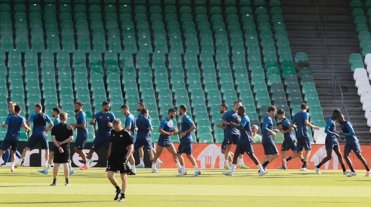 Los jugadores del Betis se ejercitan durante el entrenamiento en estadio Benito Villamarín preparando el duelo ante la Roma