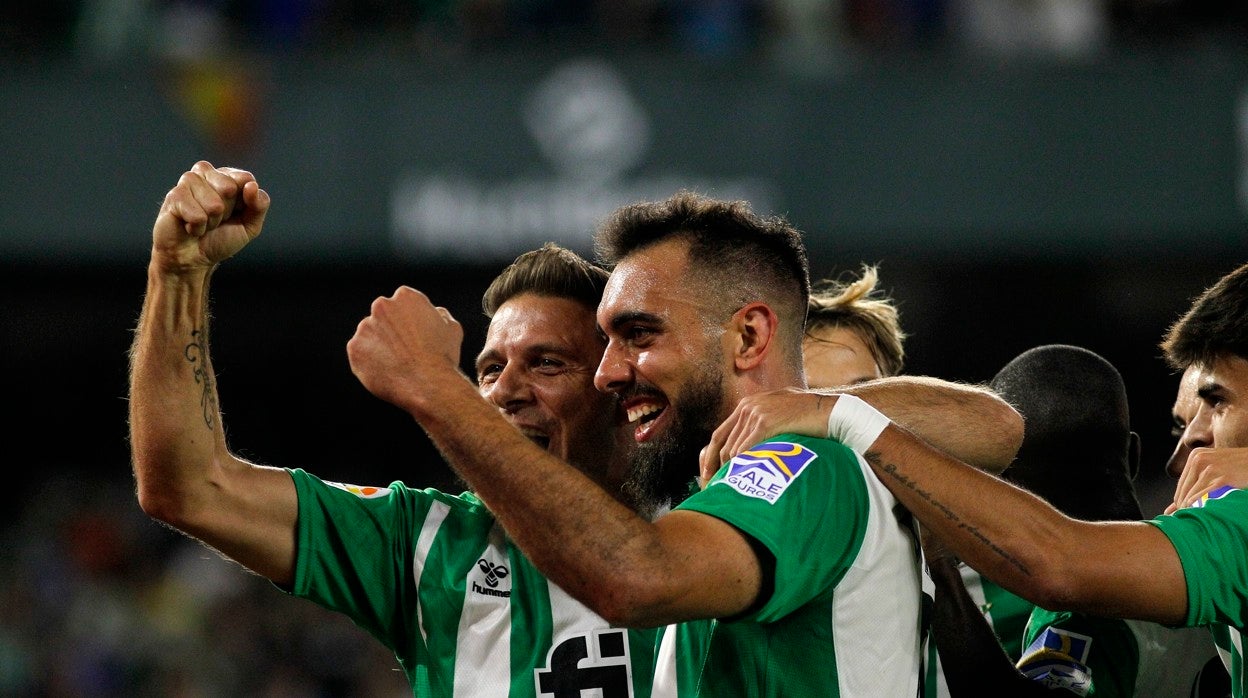 Los jugadores del Real Betis celebran el tanto de Borja Iglesias ante la UD Almería