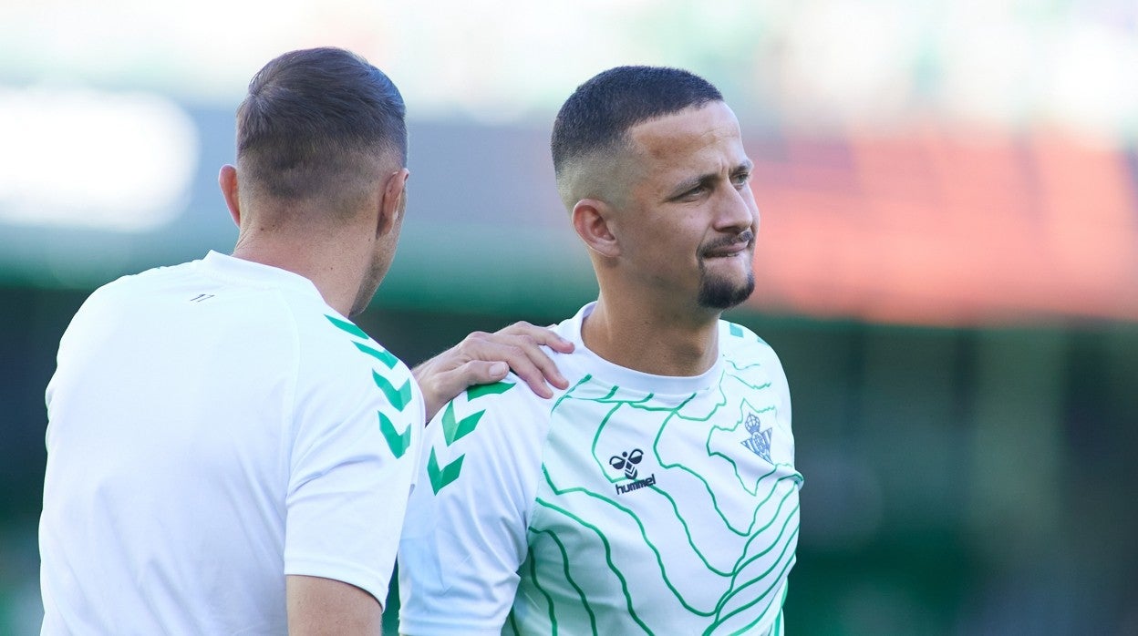 Luiz Felipe se ejercita durante el calentamiento de un partido del Real Betis