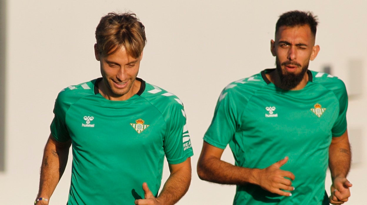 Canales sonríe junto a Borja Iglesias en un entrenamiento reciente