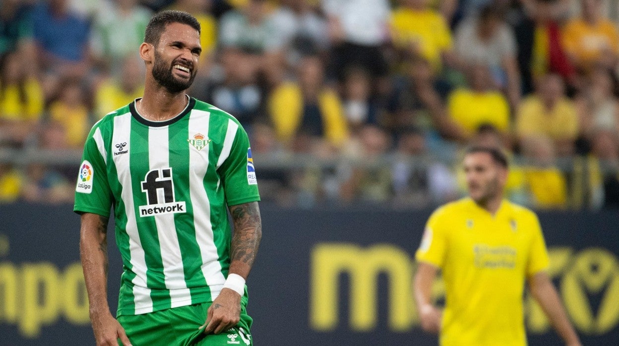 Willian José se lamenta de una acción en el Cádiz - Betis