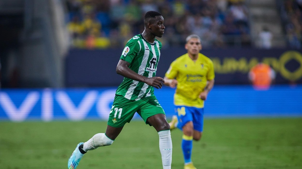 Luiz Henrique avanza durante el Cádiz - Betis