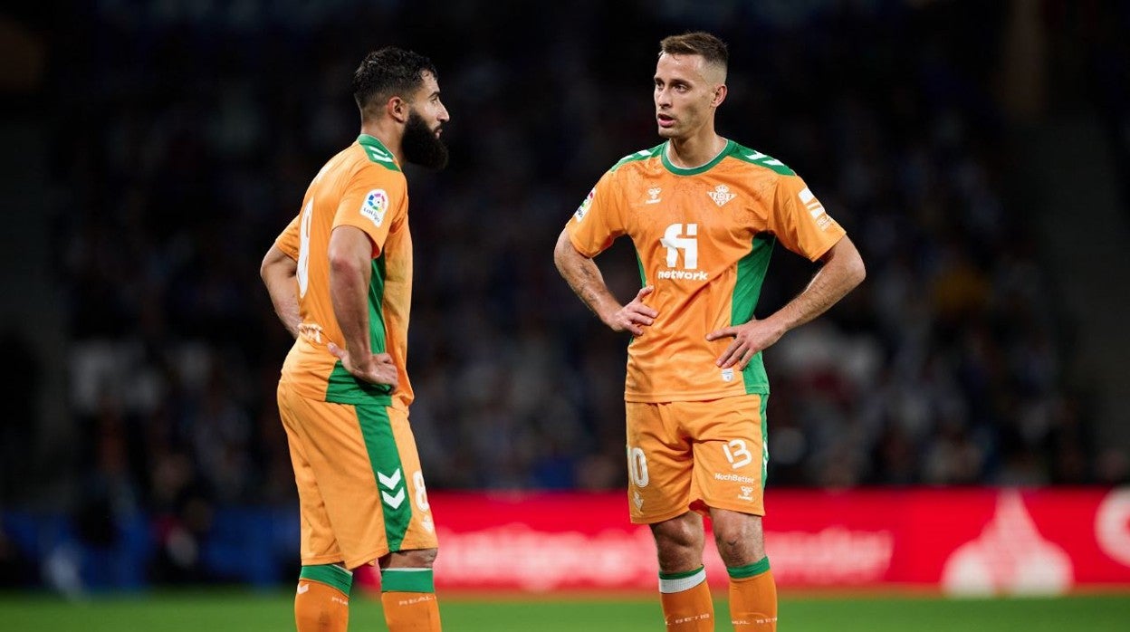 Fekir y Canales dialogan en el partido frente a la Real Sociedad