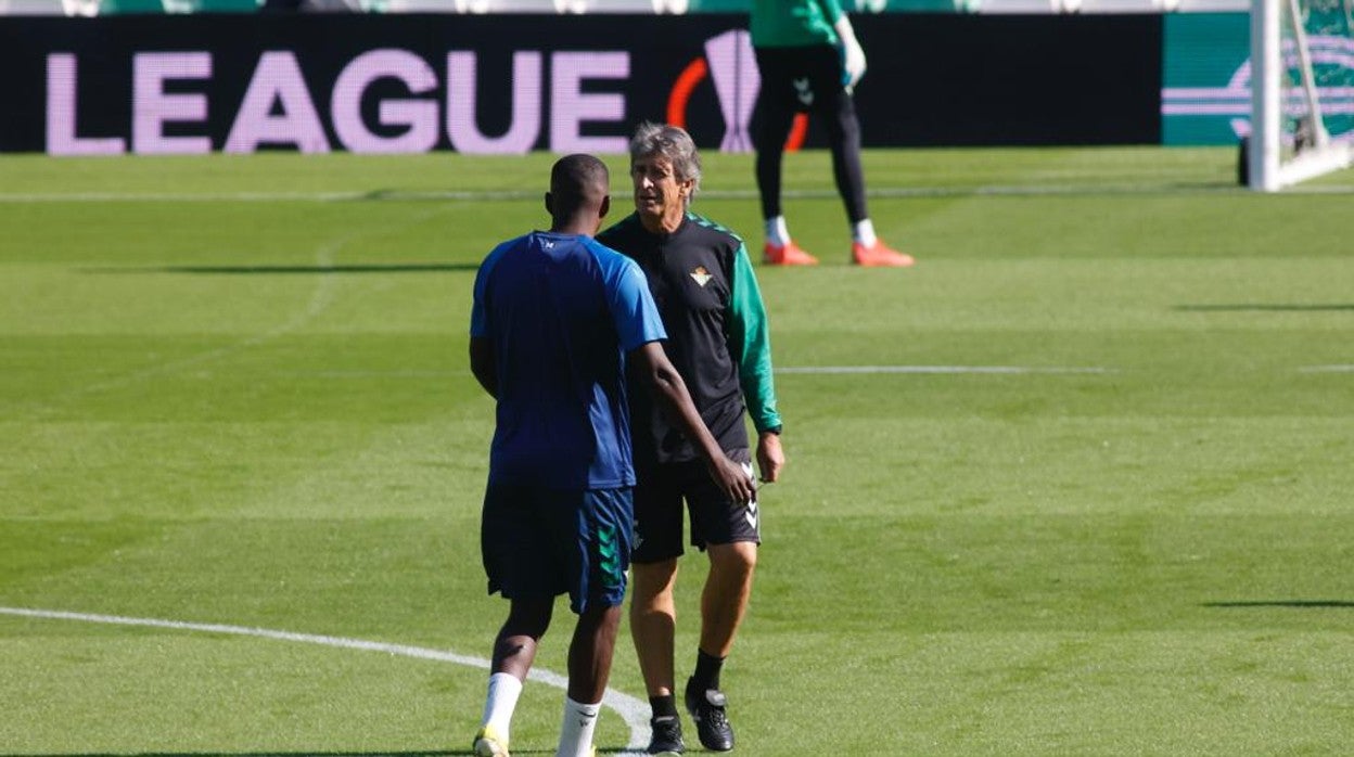 Pellegrini charla con Carvalho en el entrenamiento previo al choque ante el Helsinki