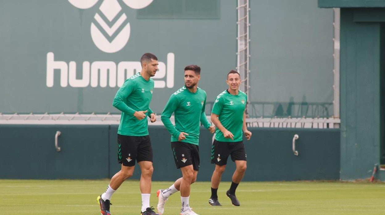 Guido Rodríguez junto a Álex Moreno y Guardado durante el entrenamiento de este miércoles